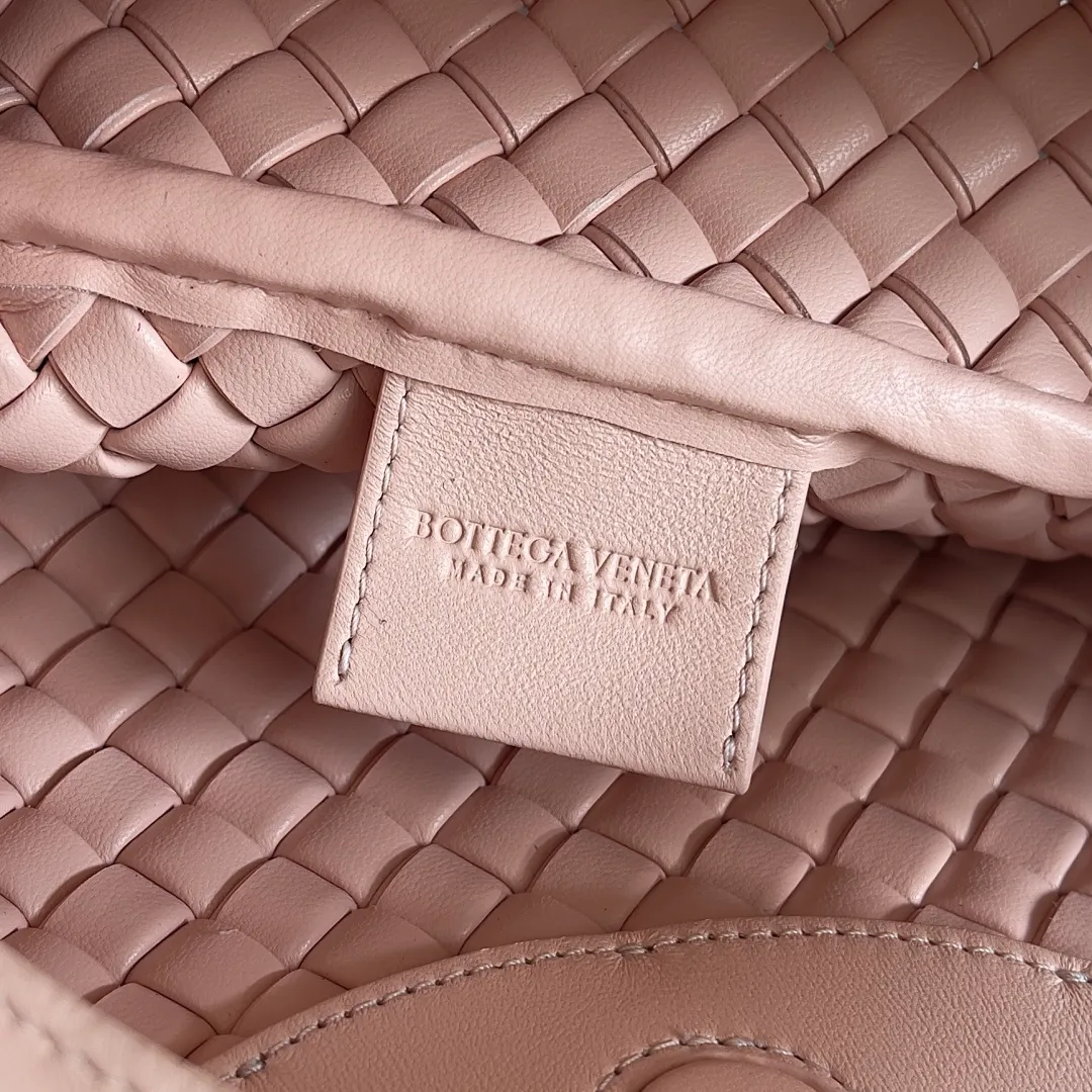 Batch 1760 BOTTEGA VENETA's new mini COBBLE bag. This season's mini Cobble series brings a new style of handbag. The body of the bag resembles the shape of a "Yuanbao", giving you good luck throughout autumn and winter! This Yuanbao bag is made of three pieces of quilted cotton and has an unlined body, showing its quiet power. The bag is carefully designed to create a three-dimensional look. The joints and edges are decorated with lambskin strips to create a sense of simplicity. The handbag is not lined, so you can directly appreciate the consistent lambskin on the outside and inside. It is beautiful both inside and outside. The top handle of this handbag is made of leather-wrapped rope and is quite sturdy. The detachable shoulder strap is secured by a leather buckle inside the bag. Can be carried by hand, carried on the shoulder or cross-body, very easy to match! Style number: 805739 Size: 23*11*8cm